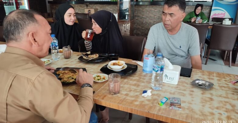 Terlihat Bupati Natuna, Wan Siswandi dan Wakil Bupati Natuna, Rodhial Huda Sedang Berbincang