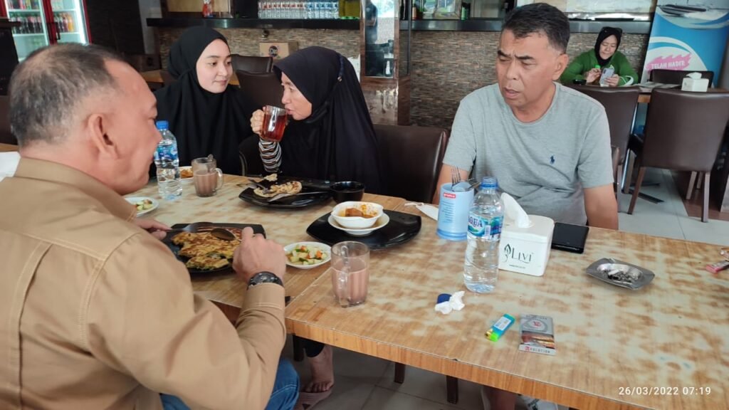 Terlihat Bupati Natuna, Wan Siswandi dan Wakil Bupati Natuna, Rodhial Huda Sedang Berbincang