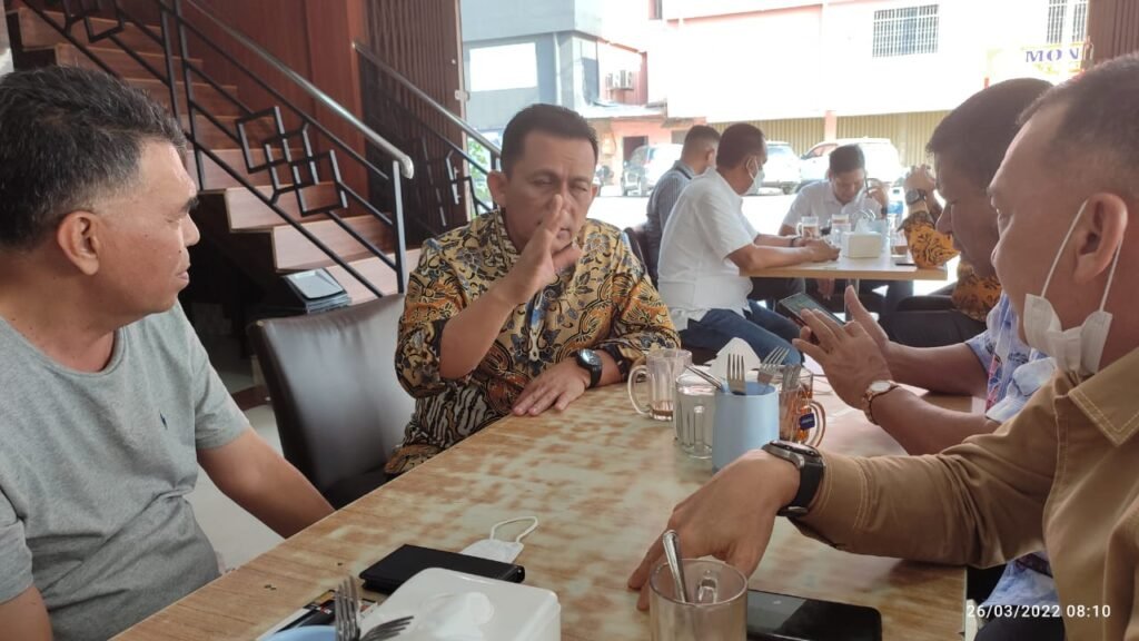 Gubernur Kepri, Ansar Ahmad Terlihat sedang Berbincang Bersama Dua Pemimpin Natuna