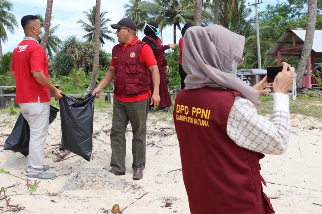 Goro Bersih-bersih Wisata Pantai Desa Tanjung Kecamatan Bunguran Timur Laut