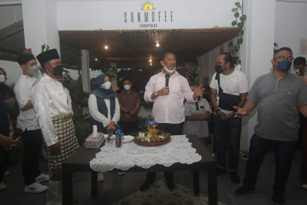 Rudi dan Amsakar Kongkow Bareng Milenial Batam di Sunmofee Tropical