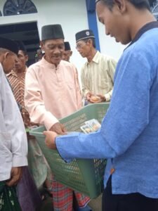 Usai Sholat Jumat, HMKD Berbagi Kue di Masjid Nurul Yaqin Desa Semembang