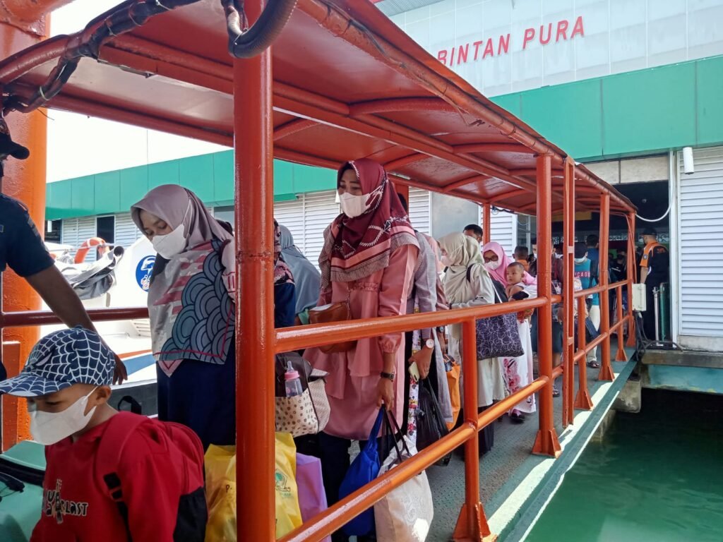 Arus Mudik Laut Antar Pulau, Penumpang Padati Pelabuhan Sri Bintan Pura