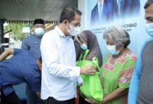 Amsakar Achmad Salurkan 3.245 Paket Sembako Murah di Bulang dan Galang