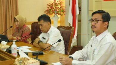 Bupati Natuna Wan Siswand Tengah Baju Putih, Ana Hasnah Hasaruddin dan Sekda Boy Wijanarko Saat Rapat Berlangsung di Aula Kantor Natuna, Bukit Arai