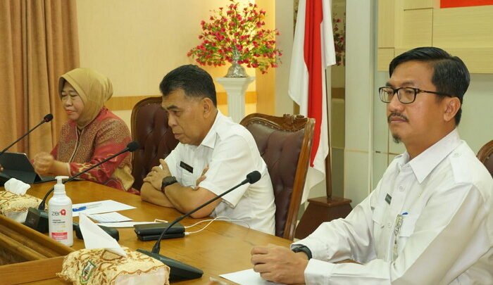 Bupati Natuna Wan Siswand Tengah Baju Putih, Ana Hasnah Hasaruddin dan Sekda Boy Wijanarko Saat Rapat Berlangsung di Aula Kantor Natuna, Bukit Arai