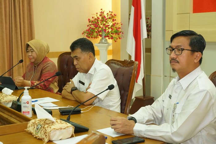 Bupati Natuna Wan Siswand Tengah Baju Putih, Ana Hasnah Hasaruddin dan Sekda Boy Wijanarko Saat Rapat Berlangsung di Aula Kantor Natuna, Bukit Arai