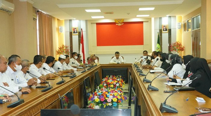 Suasana Rapat di Aula Kantor