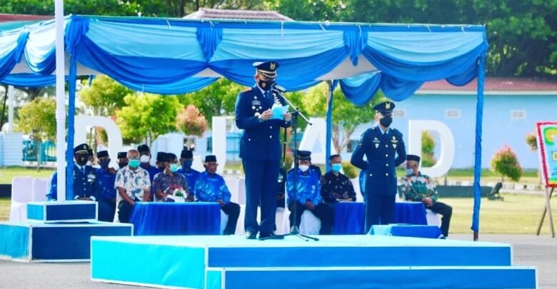 Kolonel Pnb Jajang Setiawan, S.M., M.Han., PSC(J)., Selaku Inspektur Upacara HUT TNI AU ke 76 di Main Apron Lanud RSA Natuna