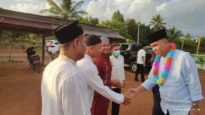 Bupati Natuna, Bersalaman Dengan Warga Batubi Saat Kunjunga Safari Ramadhan di Masjid