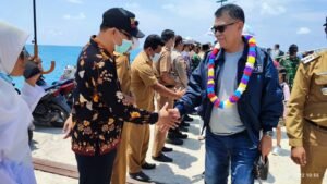 Bupati Natuna, Sekda Beserta Rombongan Disambut Camat Pulau Laut dan Jajarannya Saat Tiba di Dermaga Pulau Laut