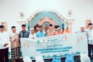 Foto Bersama Wakil Bupati dan Penerima Bantuan Sembako