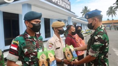 Apel Khusus Jelang Lebaran, Danlanud Serahkan Bingkisan Kepada Personel Lanud RSA