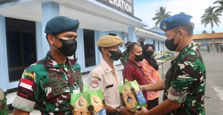 Apel Khusus Jelang Lebaran, Danlanud Serahkan Bingkisan Kepada Personel Lanud RSA