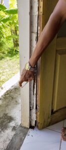 Bagian Pintu Depan Surau Al-Muttaqin Batu Kapal Terlihat Lapuk dan Keropos