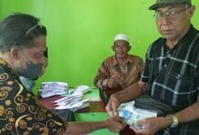 Penyerahan Bantuan Dana Gapoktan Kepada Anggota Gapoktan Desa Sepempang di Aula Pertemuan Satap Desa Sepempang