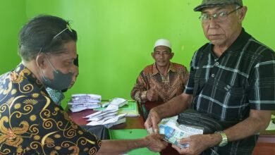 Penyerahan Bantuan Dana Gapoktan Kepada Anggota Gapoktan Desa Sepempang di Aula Pertemuan Satap Desa Sepempang