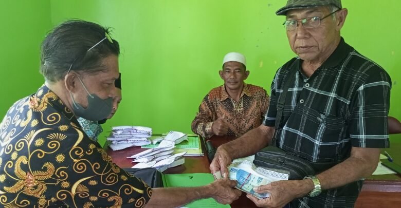 Penyerahan Bantuan Dana Gapoktan Kepada Anggota Gapoktan Desa Sepempang di Aula Pertemuan Satap Desa Sepempang