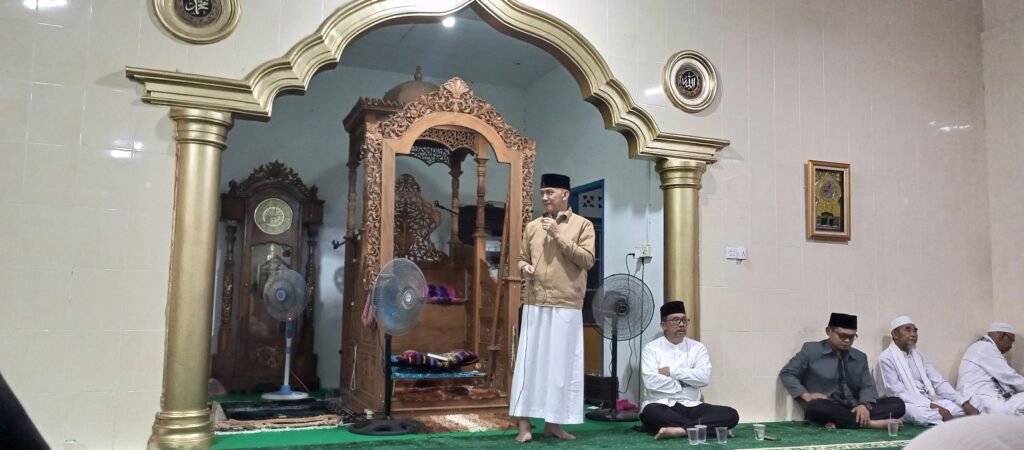 Wakil Bupati Natuna, Rodhial Huda Menyampaikan Sambutan Pada Acara Safari Ramadhan di Masjid Al-Munawwarah Desa Limau Manis