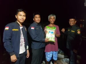 Karang Taruna Kepri Berbagi Beras Untuk Masyarakat