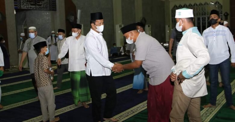 Ramadahan 1443 Hijriah, Muhammad Rudi Sholat Tarawih di Masjid Agung Batam
