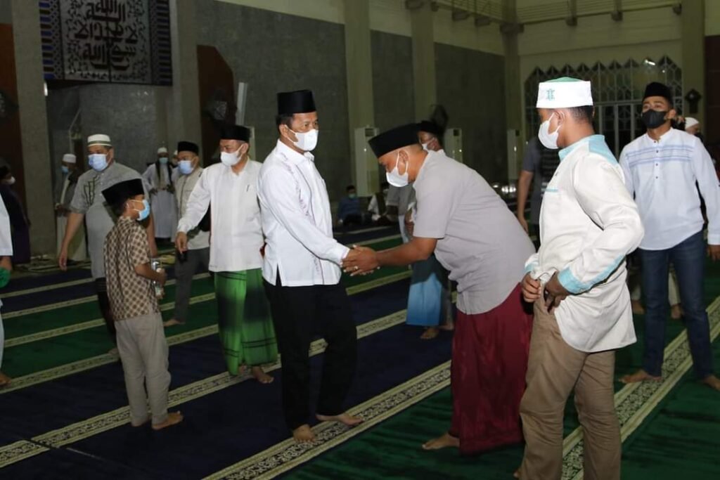 Ramadahan 1443 Hijriah, Muhammad Rudi Sholat Tarawih di Masjid Agung Batam