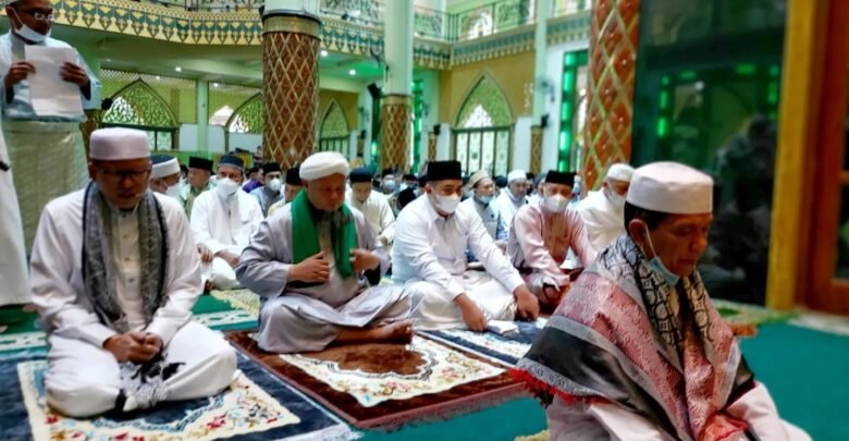 Plt Bupati Bintan Sholat Idul Fitri di Masjid Raya Nurul Iman Kijang