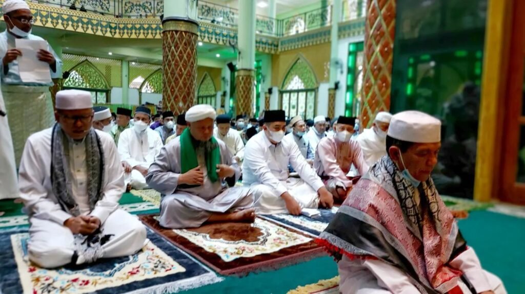 Plt Bupati Bintan Sholat Idul Fitri di Masjid Raya Nurul Iman Kijang