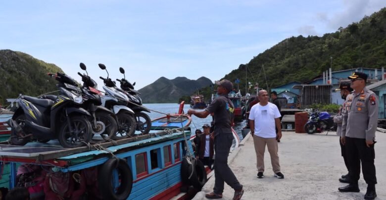 Ketua Komisi I DPRD Natuna, Wan Arismunandar dan Kapolres Natuna AKBP Iwan Ariyandhy Pantau Arus Naik Turun Penumpang di Pelabuhan Rakyat Selat Lampa