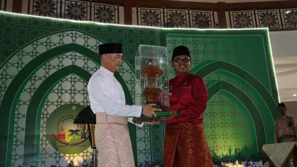 Camat Kecamatan Bunguran Timur Laut, Tri Didik Sisworo Menyerahkan Piala Bergilir yang Akan di perebutkan Kepada Wakil Bupati Natuna, Rodhial Huda Pada Malam Pembukaan MTQ di Masjid Agung Natuna Provinsi Kepulauan Riau