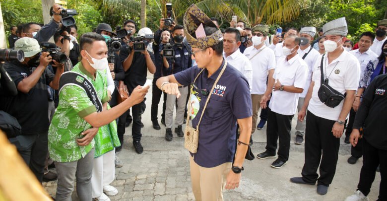 Sandiaga Uno Tinjau Langsung Desa Wisata Kampung Tua Bakau Serip