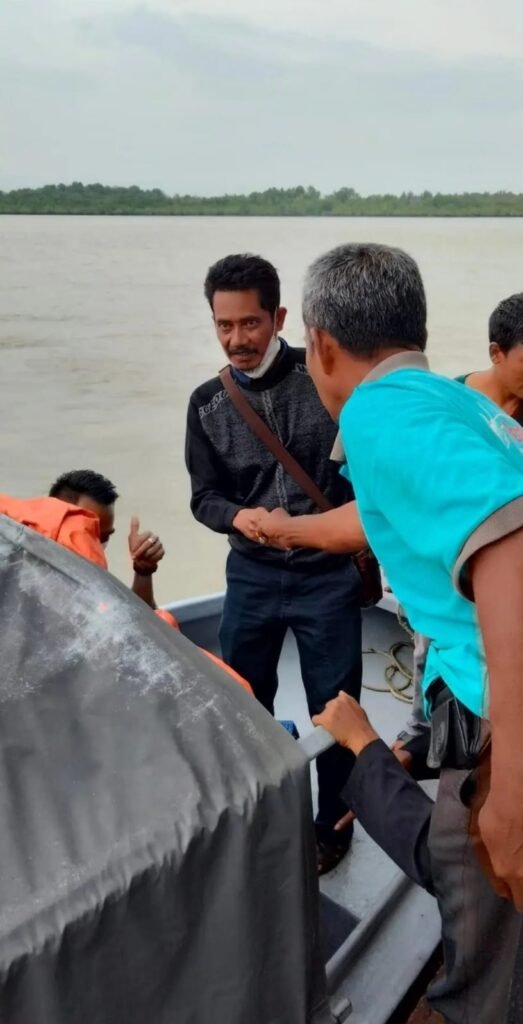 Kades Tanjung Kilang tampak juga menghantarkan masyarakat yang hendak di rujuk.