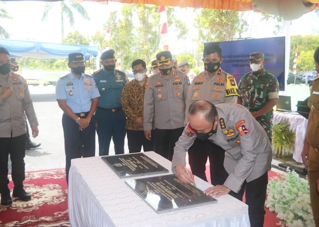 Irwasum Meresmikan Kantor Polsek Kecamatan Pulau Laut