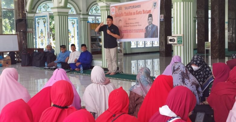 Raden Hari Serahkan Bantuan Kompang