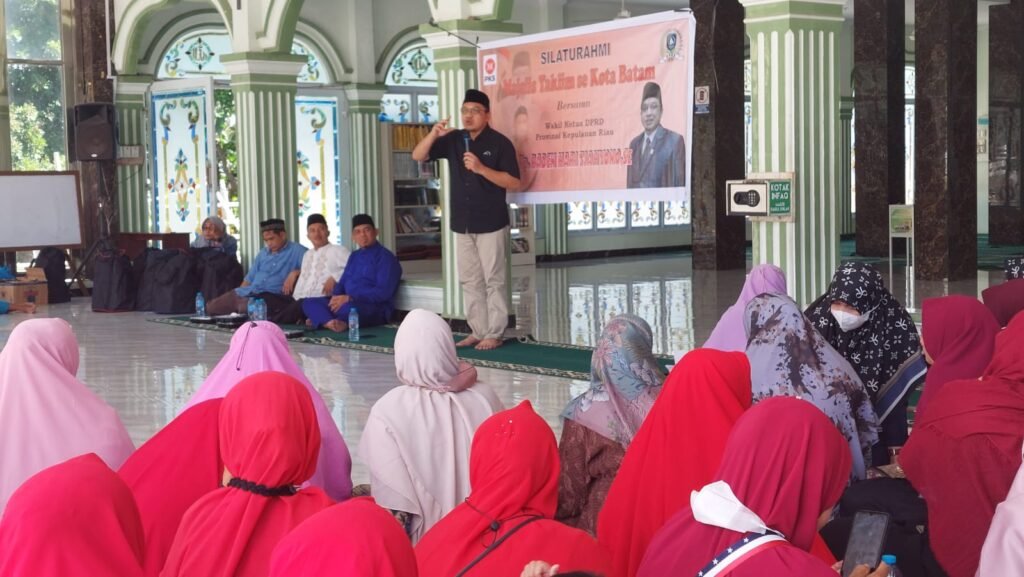 Raden Hari Serahkan Bantuan Kompang