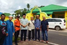 Dr. Suryadi bersama Ria Saptarika di Masjid Jami Sulthan Lingga