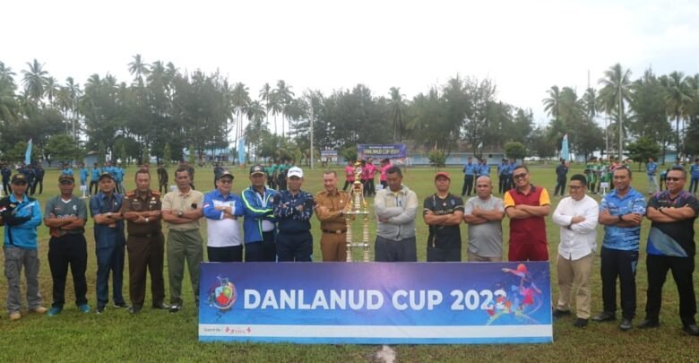 Danlanud RSA Foto Bersama Usai Membuka Open Turnamen Lanud CUP 2022 di Lapangan Lanud RSA