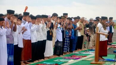 Danlanud RSA Laksanakan Sholat Idul Adha 1443 H di Apron Lanud RSA