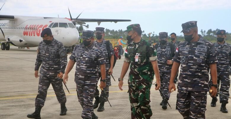 Danlanud RSA Natuna Sambut Kedatangan Pangkoarmada RI di Bandara Raden Sadjad