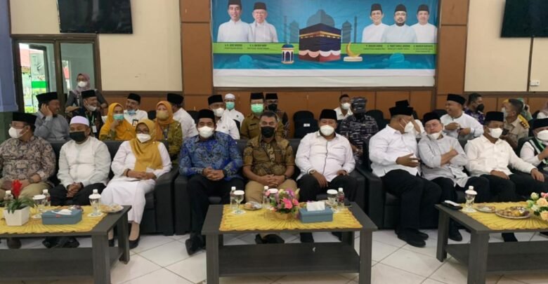 Wan Siswandi Sambut Kedatangan 40 Jamaah Haji Natuna di Batam