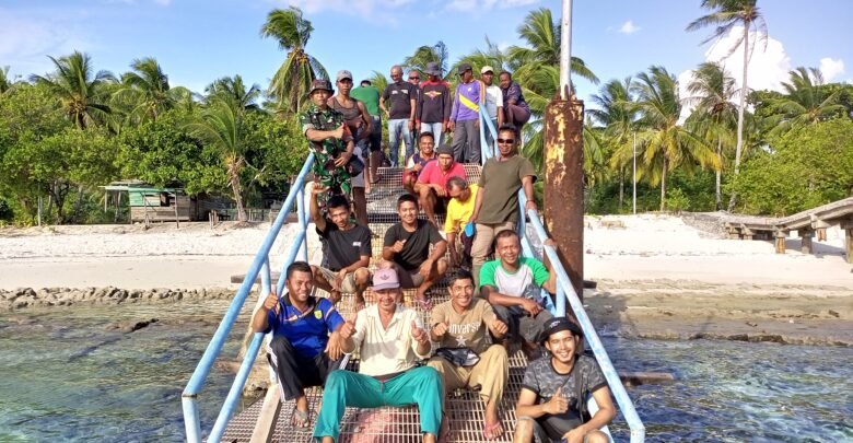 Rukun Nelayan Sepempang Sejahtera (RNSS) Kecamatan Bunguran Timur Kabupaten Natuna Provinsi Kepulauan Riau Sedang Berfoto Bersama Usai Kegiatan Goro Memperbaiki Jembatan Penyeberangan Senua yang Roboh