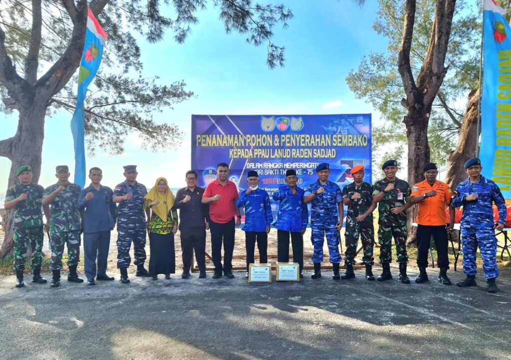 Peduli Lingkungan Hidup, Danlanud RSA Tanam Pohon dan Bakti Sosial Hari Bakti TNI AU ke-75