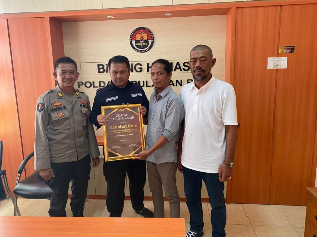 Pelakat Penghargaan Sahabat Pers Untuk Polda Kepri
