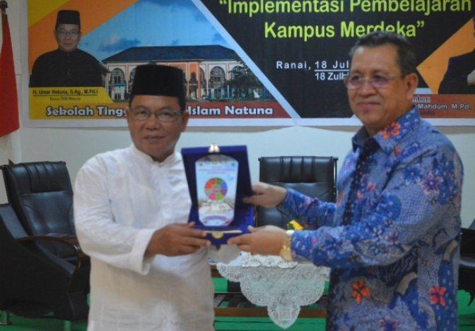 Penyerahan Cendramata dari FKIP Undri kepada STAI Natuna