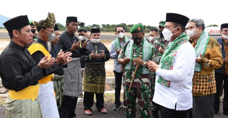 Wakil Bupati Anambas dan Tokoh LAM Sambut Gubernur Kepri di Letung