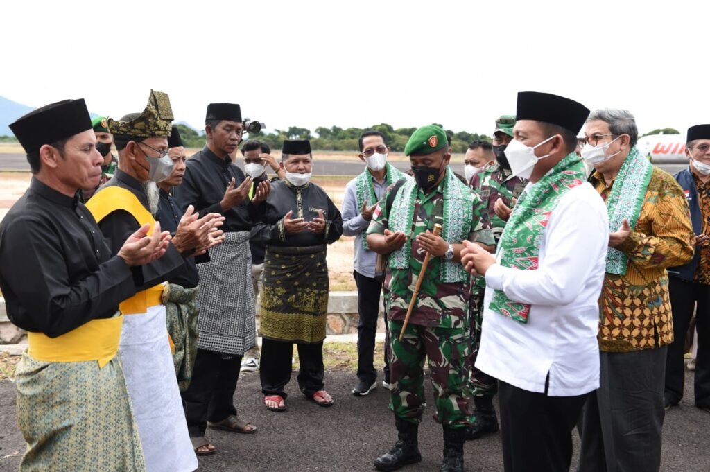 Wakil Bupati Anambas dan Tokoh LAM Sambut Gubernur Kepri di Letung