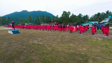 Siswa Sekolah Dasar Bersama Masyarakat Saat Senam Pagi di Lapangan Bola Kaki Desa Sepempang