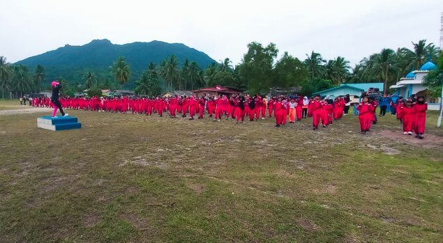 Siswa Sekolah Dasar Bersama Masyarakat Saat Senam Pagi di Lapangan Bola Kaki Desa Sepempang