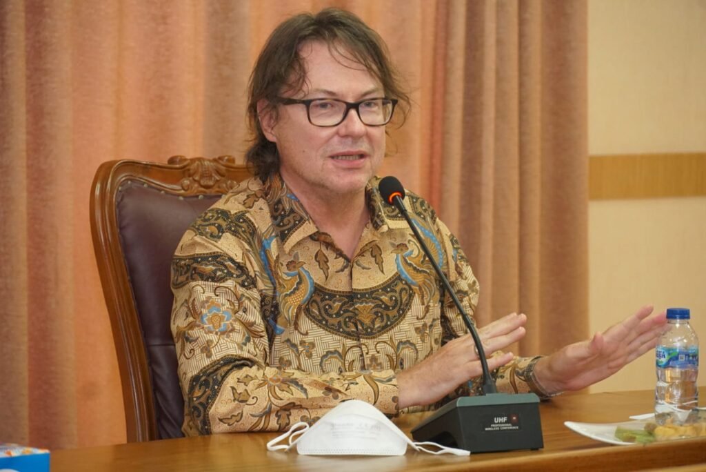 Dr. Jur Stefan Selaku Ketua Bunis University Jakarta 