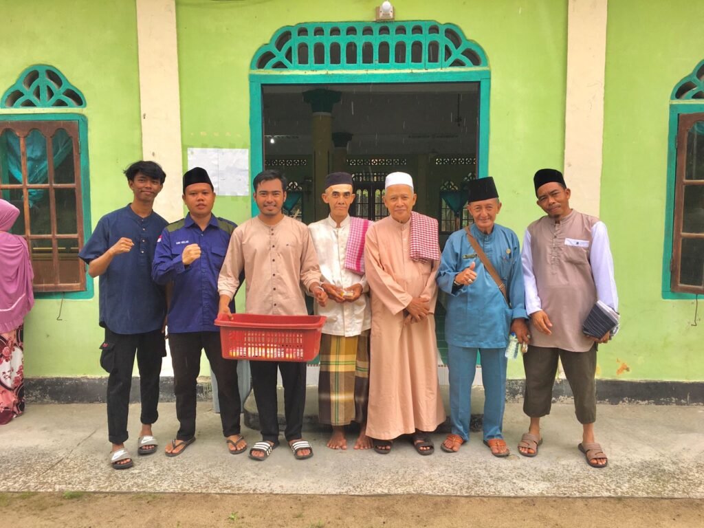 Jum'at Berkah, HMKD Berbagi Di Masjid Pulau Sandam